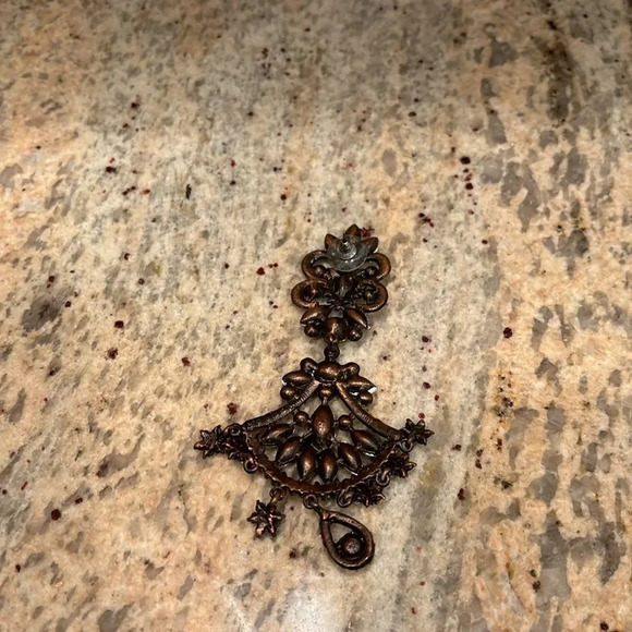 Woman's gorgeous sparkly crystal earring. It's only women earring. Faux crystals - Picture 7 of 10